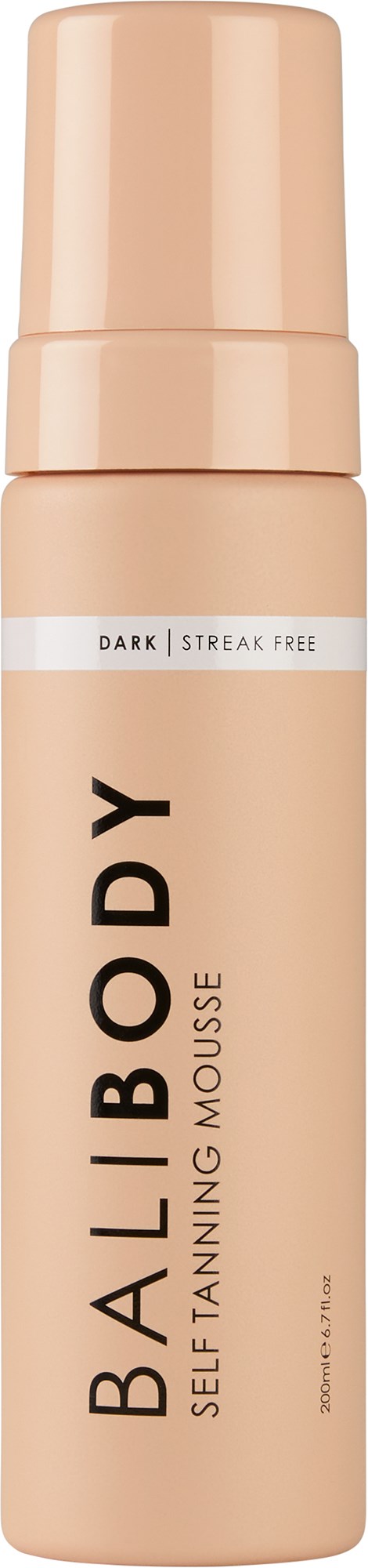 Een beige sprays fles met 'BALI BODY' voor zelfbruiningsmousse, met pomp en 'donker, streeploos' geschreven.
