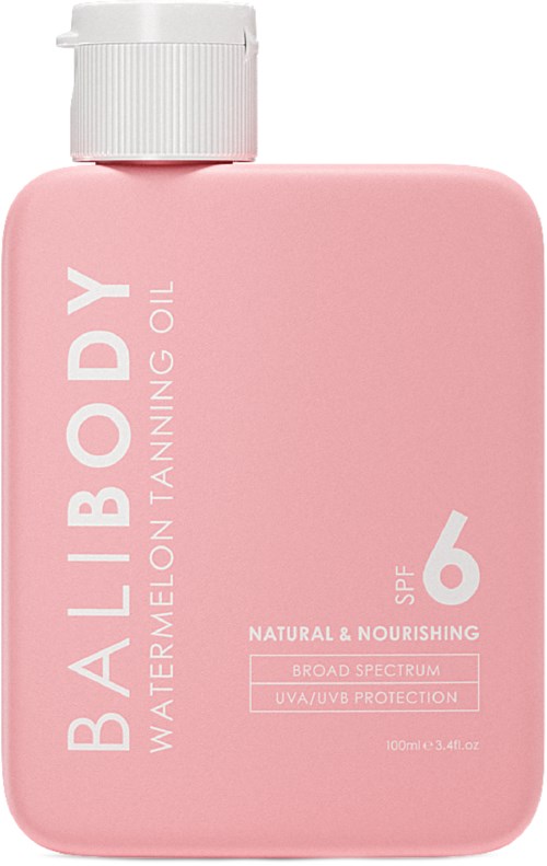 Een roze fles met witte dop, gemarkeerd 'Bali Body watermeloen zelfbruinolie' met SPF 6, natuurlijk, voedend, breed spectrum.