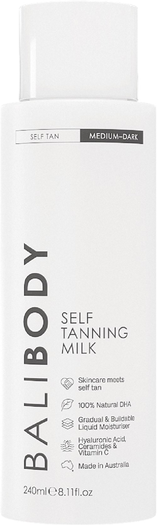 Een witte fles zelfbruinende melk met label 'BALIBODY' voor medium-bruine huid met natuurlijke ingrediënten.