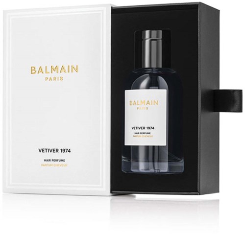 En parfymflaska märkta Vetiver 1974 från Balmain Paris, med svart box och vit ytterförpackning.