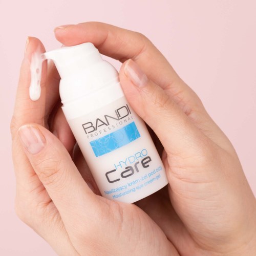 Eine Hand hält eine weiße Flasche mit Hydro Care Feuchtigkeitscreme, aus der etwas Creme kommt.