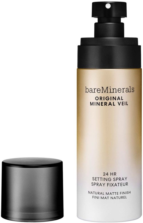 Een beige en zwarte spuitfles met 'bareMinerals' erop, met een zwarte dop ernaast. Het is een make-up fixatiespray.