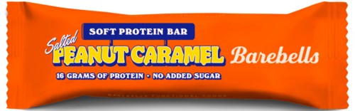 En peanøttkaramellproteinbar i oransje emballasje, hvit tekst og en blå etikett som fremhever smak og ernæring.