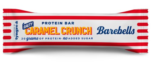 En proteinkaka vid namn Caramel Crunch Barebells, med rött och vitt randigt mönster, visade en etikett med näringsinformation.