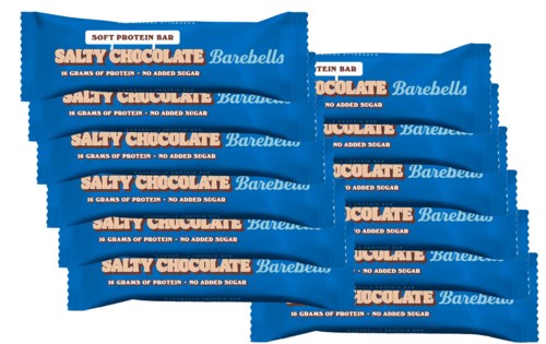 Seks blå proteinbarer merket "Salty Chocolate" og "Barebells" stablet sammen.