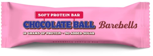 En rosa proteinbar kalt Chocolate Ball, med etikettinformasjon om ernæring og uten tilsatt sukker.