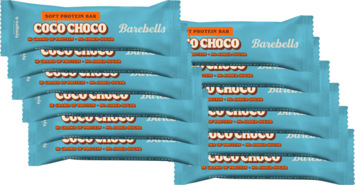 Ti blå proteinbarer med orange og hvite etiketter er stablet sammen.