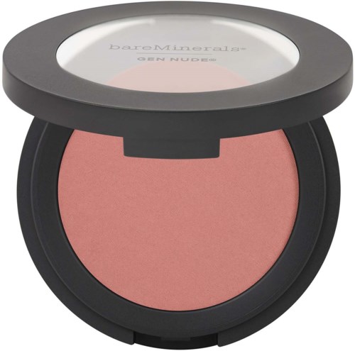 En rund makeuppalett med rosa rouge inuti och ett genomskinligt lock som visar produktnamnet.