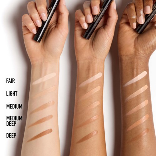 Tre armar med olika hudtoner visar swatches av makeupnyanser märkta rättvis, ljus och medium djup.