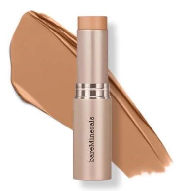 En beige stift med lock, visar ett lager av foundation eller concealer bakom den.