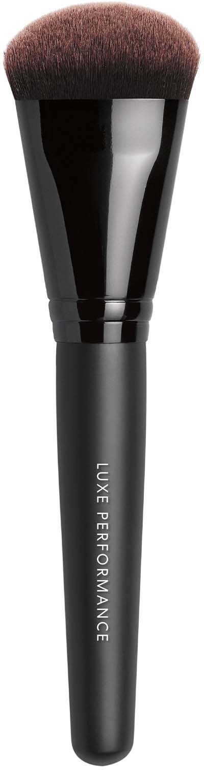 En svart sminkebørste med myke børster merket "LUXE PERFORMANCE" på skaftet.