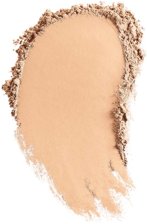 Puder-Make-up in einem beigen Farbton ist in einer Tränenform verstreut.