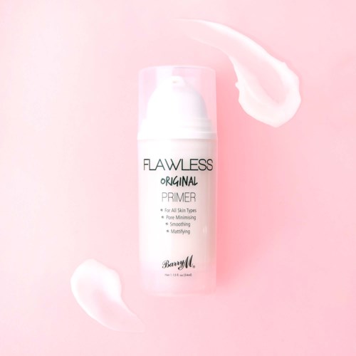 Een witte fles Flawless Original Primer op een roze achtergrond met roomstrepen.