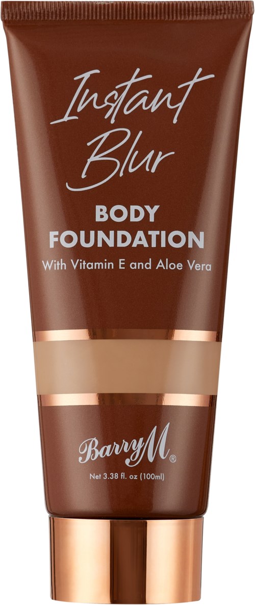 En brun tub med kroppsfondation med guldlock, märkt 'Instant Blur', innehåller vitamin E och aloe vera.