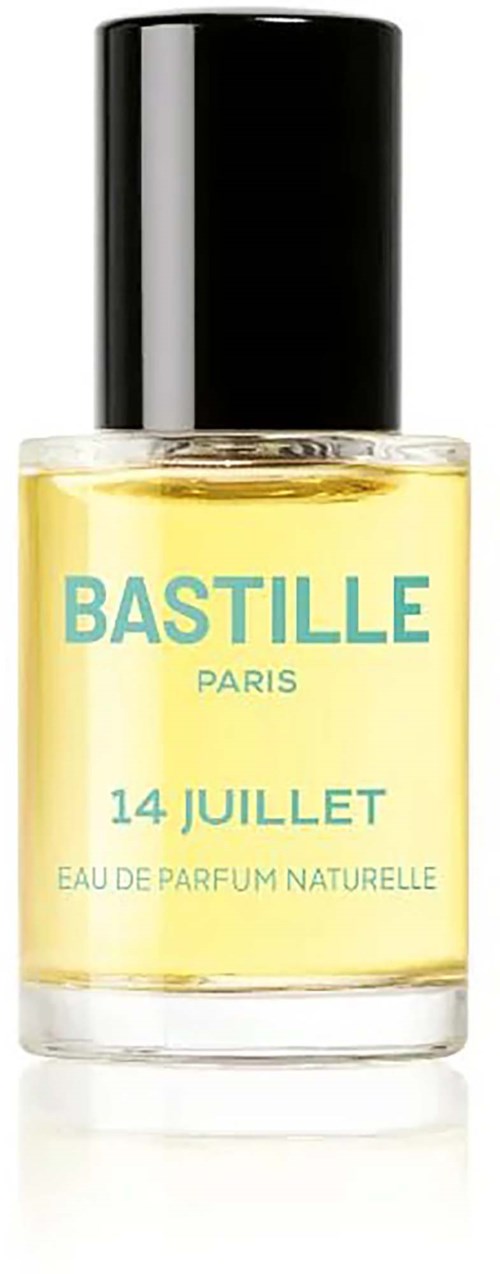 En parfymflaska med svart lock, gult vätska och etikett med Bastille Paris 14 Juillet.