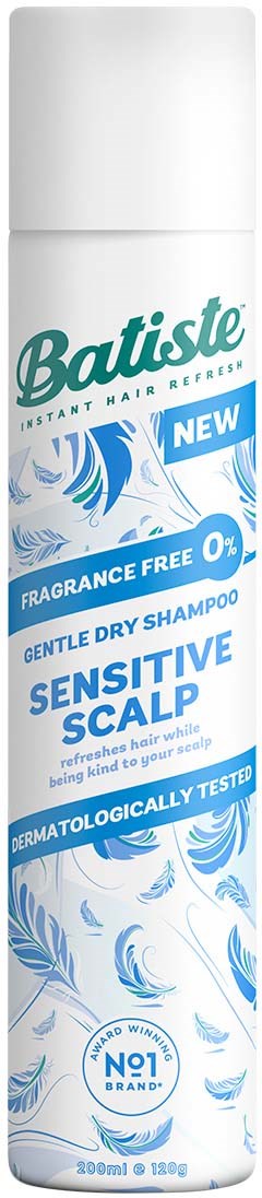 Een lange witte bus Batiste droogshampoo met blauwe en teal tekst, geeft aan dat het voor gevoelige hoofdhuid is en geurvrij.