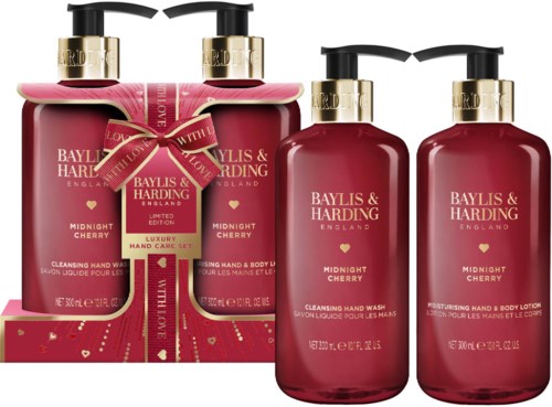 Cztery butelki produktów do rąk i ciała Baylis & Harding Midnight Cherry, z opakowaniem upominkowym i wstążką.