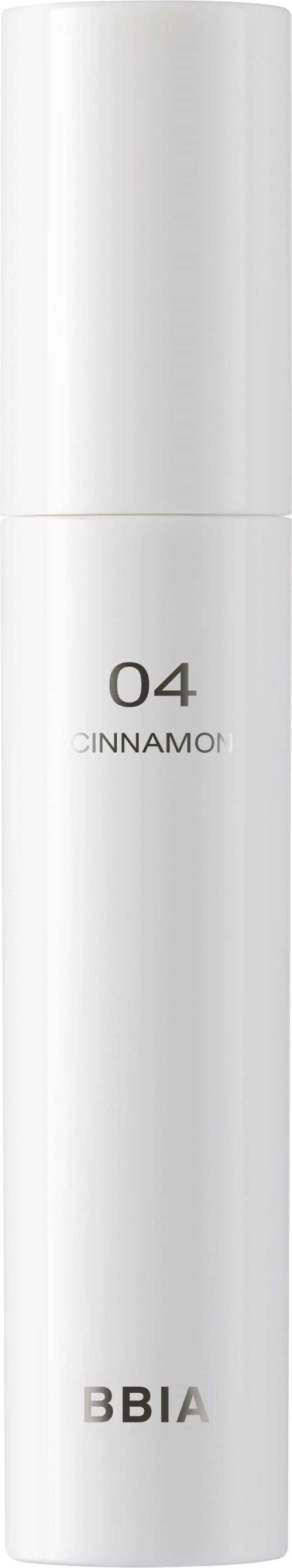 Een lange, witte cilindervormige fles met minimale tekst: "04 Cinnamom" en "3BIA".