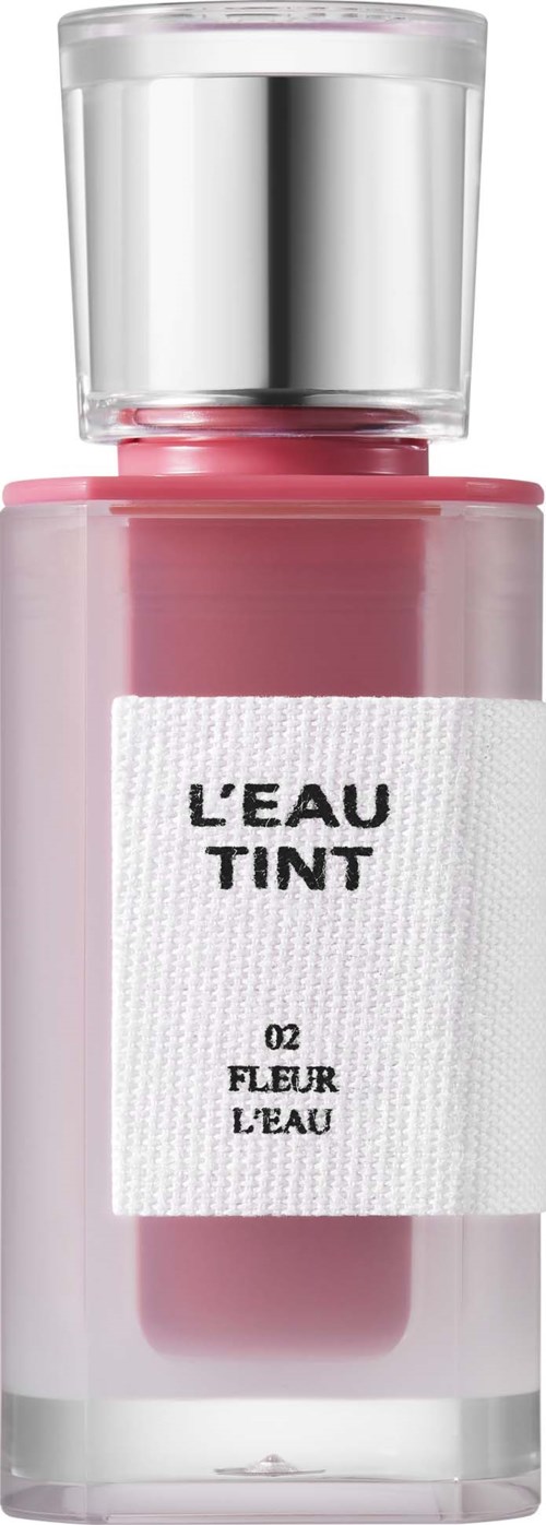 Een roze nagellakfles met doorzichtige dop en een wit label met de tekst "L'EAU TINT" en "02 FLEUR L'EAU."