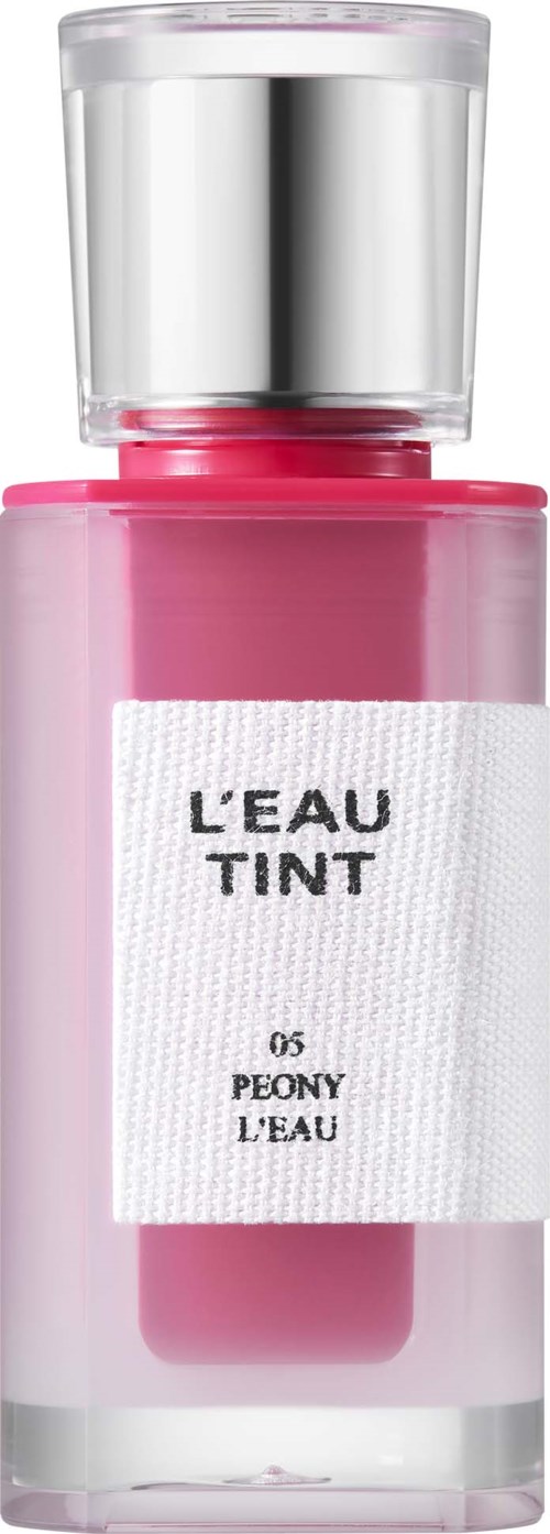 Roze lippenstift in een doorzichtige fles met een zilveren dop en een wit label met "L'EAU TINT" en "05 PEONY L'EAU."