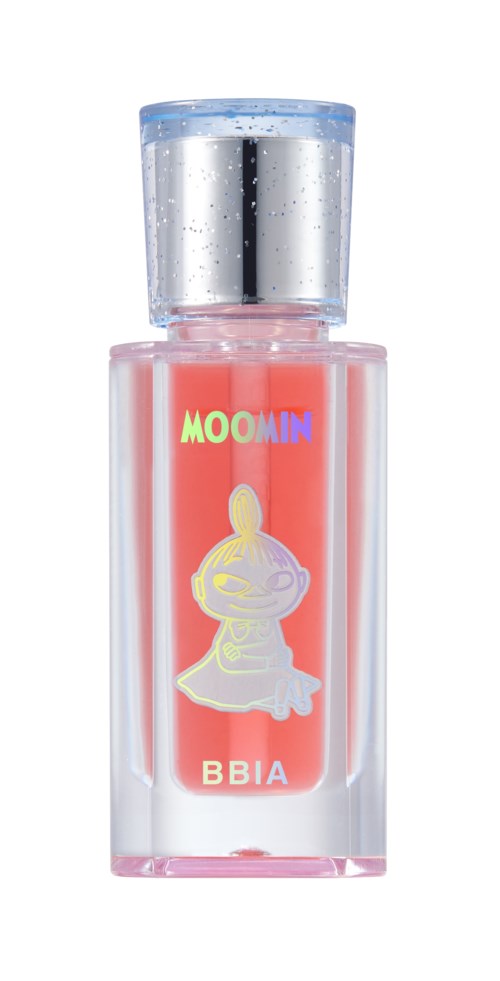 Een klein roze flesje met een zilveren dop en een Moomin-figuur op de voorkant.