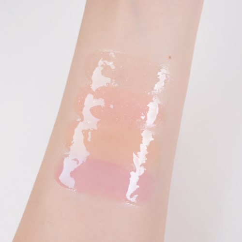 Swatch von Rouge mit rosa und pfirsichfarbenen Tönen auf einem Arm.