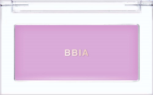 Een roze bord met de tekst "BBIA" in beige letters, verlicht door een heldere lamp.