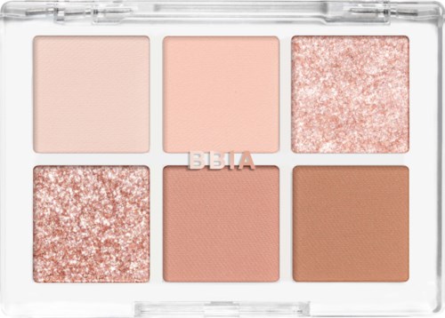 Eine Make-up-Palette mit sechs Farben, darunter Pinktöne, Neutrale und Schimmer. Klare Hülle, in zwei Reihen angeordnet.