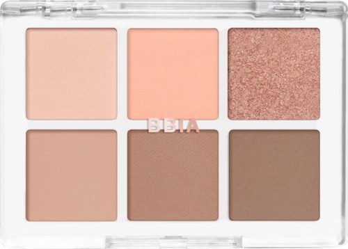 Een palet met zes verschillende tinten blush en oogschaduw in zachte roze en bruine kleuren, gerangschikt in twee rijen.