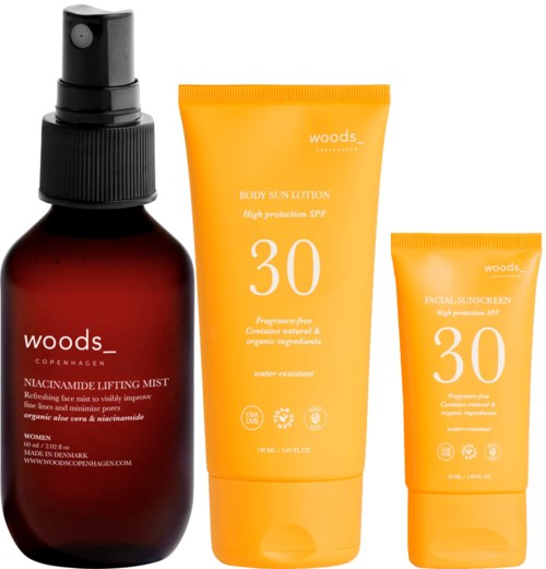 Eine dunkle Sprühflasche und zwei gelbe Sonnencreme-Tuben mit SPF 30 von Woods, eine größere und eine kleinere.