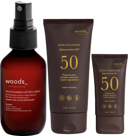 Drei Hautpflegeprodukte: eine Sprühflasche, eine große Lotiontube und eine kleine Sonnencremetube, alle mit SPF 50.