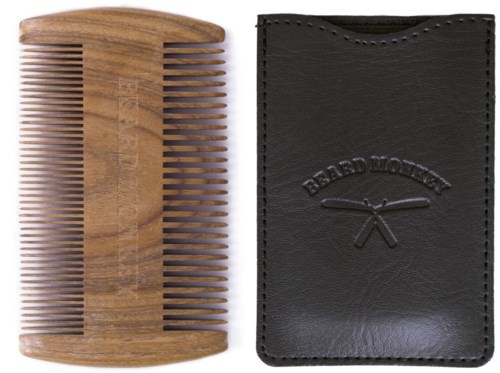 Ein Holzkamm und ein schwarzer Leder-Kartenhalter mit Libellenlogo und Text.