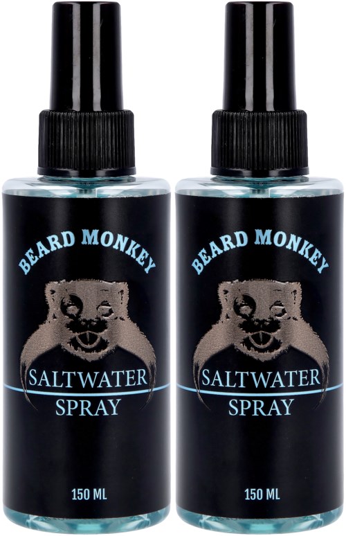Två sprayflaskor märkta 'Beard Monkey Saltwater Spray' med svarta lock och blå etiketter.