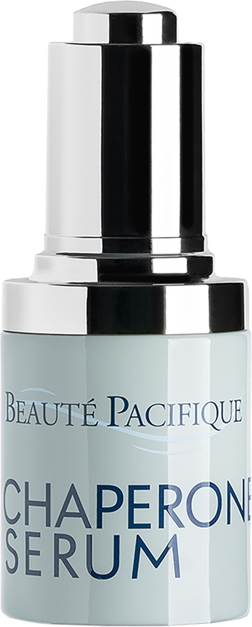 En lys blå flaske med sølvpumpe merket 'Chaperon Serum' fra Beauté Pacifique.