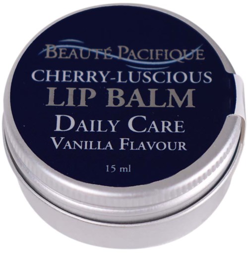 Ein runder Behälter mit Cherry-Luscious Vanilleduft Lippenbalsam, 15 ml, mit dunklem Etikett und silbernen Kanten.