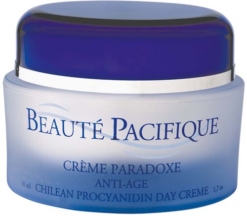 Een blauwe en witte pot met anti-aging lotion, tekst over huidverzorging en antioxidanten.