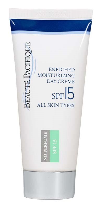 En hvit fuktighetskremtube med blå detaljer, SPF 15, for alle hudtyper, uten duft. Beauté Pacifique-logo på den.
