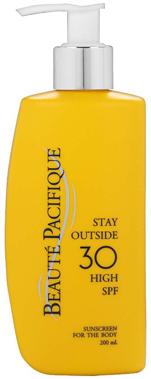 En gul solkrämflaska med pump, märkt "BEAUTÉ PACIFIQUE STAY OUTSIDE 30 HIGH SPF".