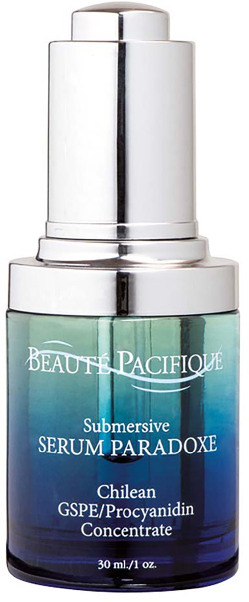 Een klein blauwe-groene fles met een zilverkleurige pomp, gelabeld 'Beauty Pacific Subversive Serum Paradoxe'.