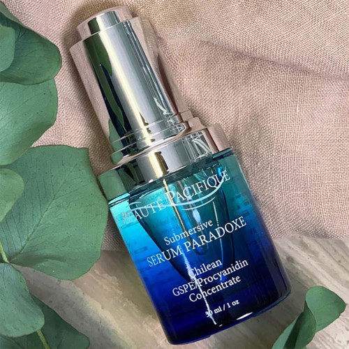 Een blauwe en doorzichtige serumfles met een zilveren afsluitdop, gelabeld 'La Roche-Posay Submersive Serum Paradox'.