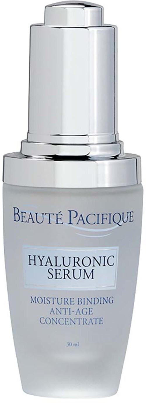 Eine weiße Flasche mit silberner Kappe, beschriftet 'Beauté Pacifique Hyaluronic Serum' für Hautfeuchtigkeit und Anti-Aging.