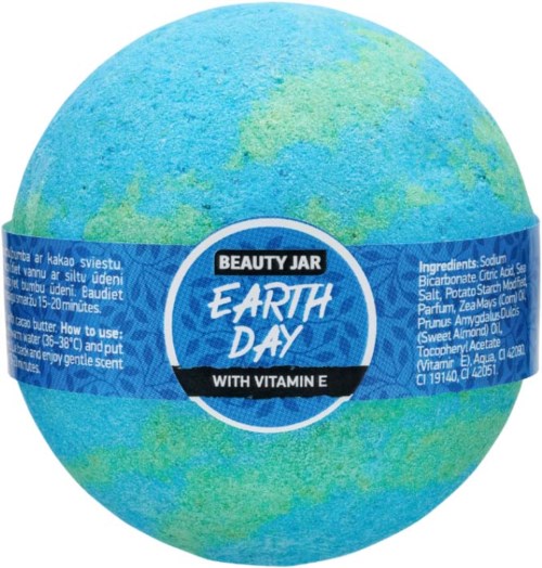 En rund badbomb med blå och gröna färger, märkt som Earth Day-tvål med ingredienslista.