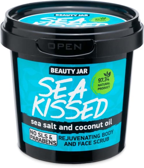 Ein schwarzer Behälter mit blauer Etikette, zeigt Produktname Sea Kissed, Meersalz und Kokosöl. Lid öffnen.