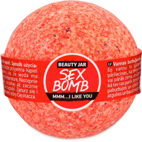 Ett runt badprodukt kallat 'Sex Bomb' med ett rött och rosa prickigt utseende, inlindad i en röd etikett med flera språk.