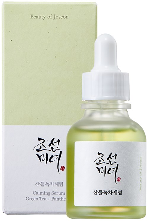 Een klein flesje kalmerende serum met pipet, voor een groen-wit doosje. Op het etiket staat Koreaanse tekst.