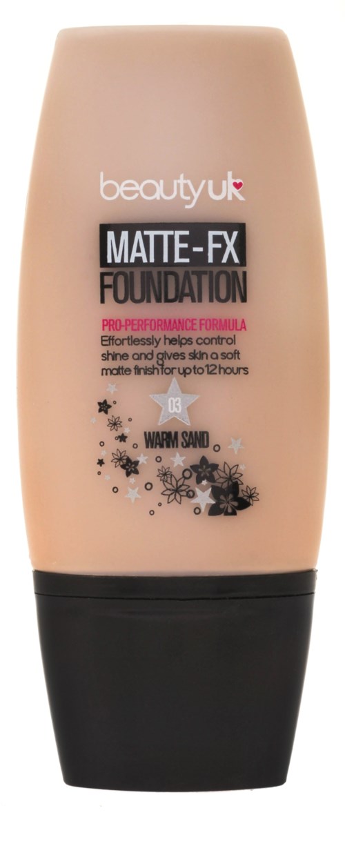 En beige flaska med Beauty UK Matte-FX Foundation med svart lock, märkt som Warm Sand, används för smink.