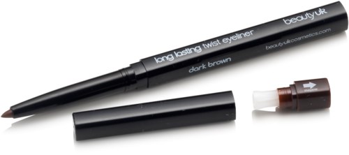 Zwei schwarze Make-up-Stifte mit einem braunen Lippenstift, geöffnet und auf einer weißen Oberfläche.