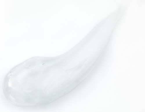 Eine klare, gelartige Substanz mit glatter, glänzender Oberfläche auf weißem Hintergrund.