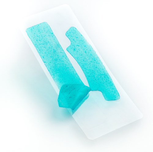 Ein blauer Plastikrasiermesser mit Griff und scharfer Kante auf weißer Oberfläche.