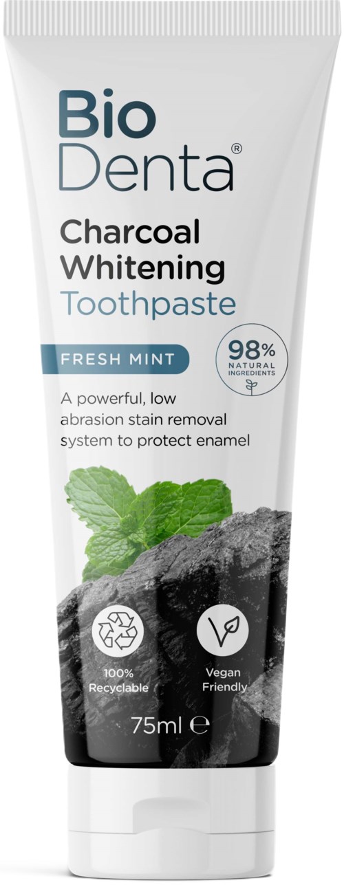 Eine Tube Bio Denta Aktivkohlezahnpasta mit Minzgeschmack, 75 ml, vegan, umweltfreundliche Verpackung.